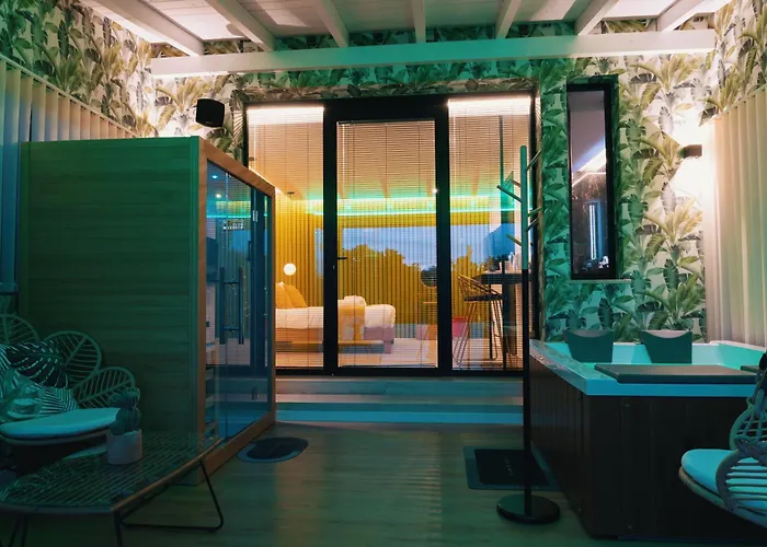 לינה וארוחת בוקר Emesh Boutique 4*